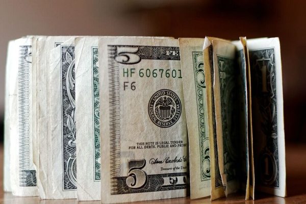 Українцям розповіли, що буде з курсом долара: до чого готуються банки