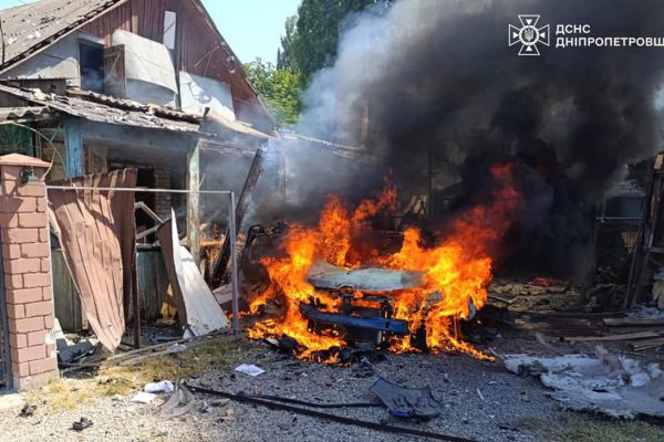 Росіяни вдарили по авто у Нікополі: загинув чоловік