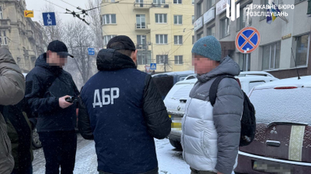 ДБР: Адвокат виманював сотні тисяч гривень у родин загиблих і зниклих безвісти військових