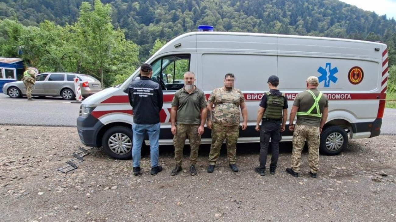 Затримали фальшиву машину медевакуації, якою до кордону з Румунією везли незаконного “пасажира”