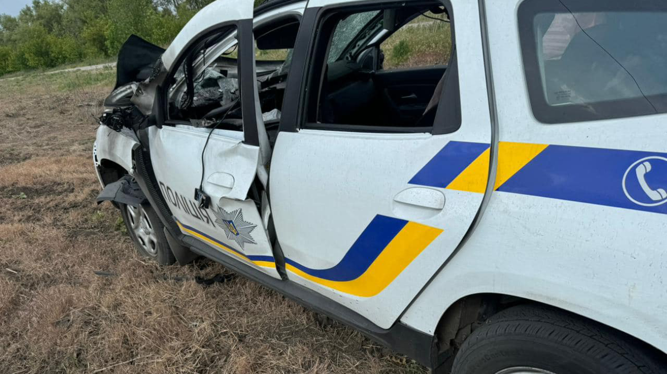 Ворожий FPV-дрон атакував поліцейське авто на Куп’янщині: троє поранених
