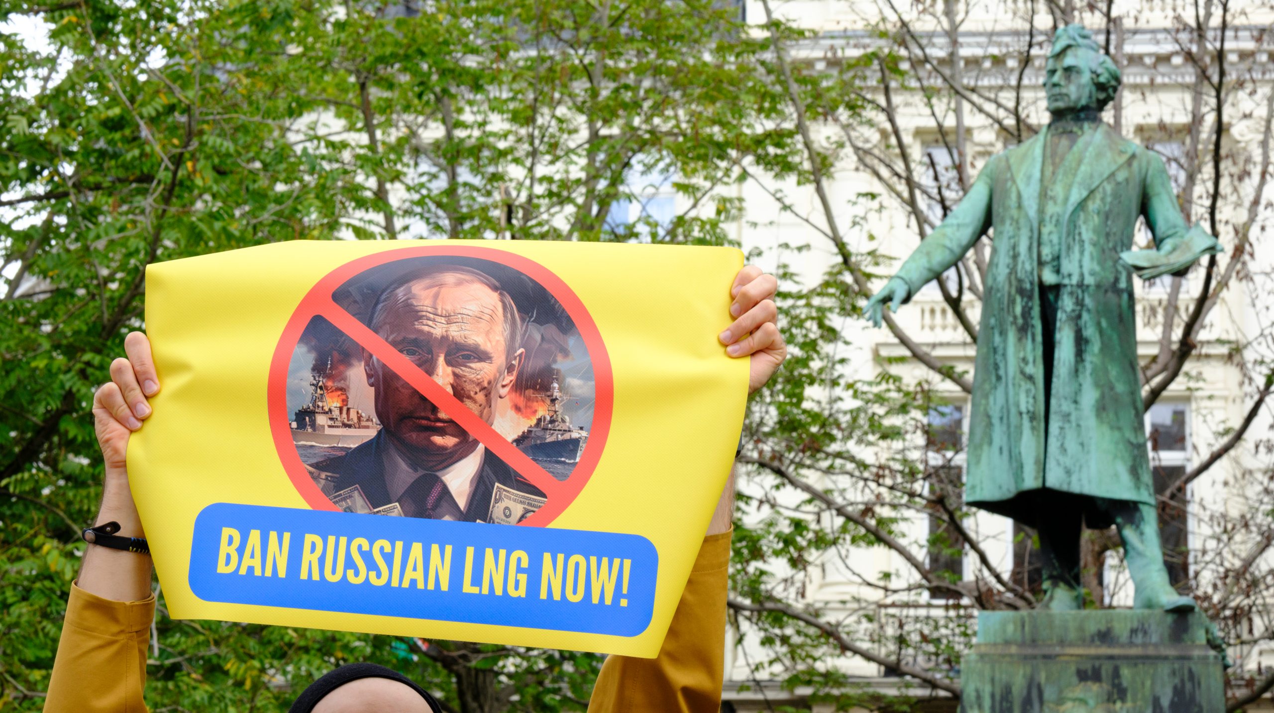 Рада ЄС підтримала повну відмову від нафти і газу з РФ, дві країни – проти