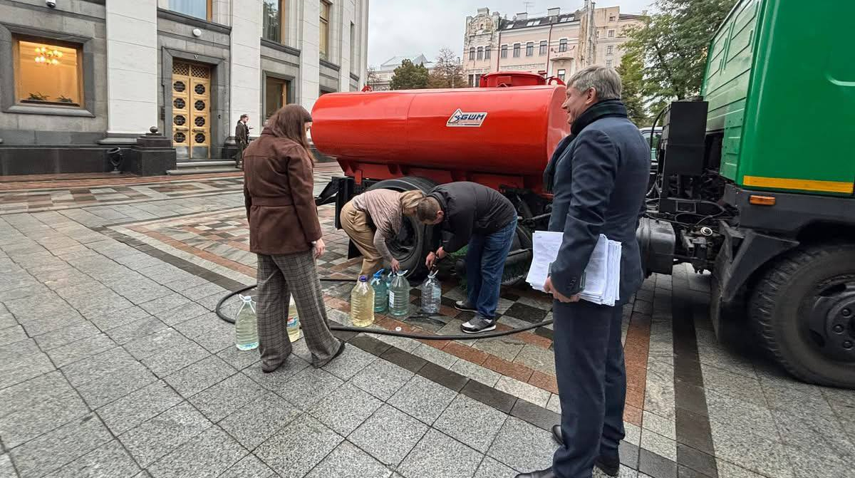 Урядовий квартал – теж без води: нардепам підвезли цистерну, до Кабміну доставили біотуалети