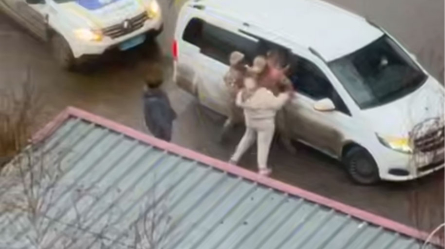 Військовому зламали ногу – Полтавський ТЦК заявив про сутичку двох жінок з його працівниками