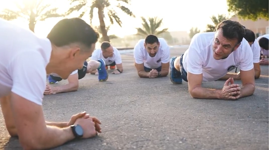 Макрон постояв у планці на Близькому Сході