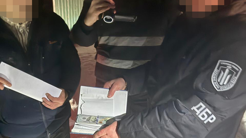 ДБР: Офіцер ТЦК вимагав 2 500 доларів за “небойову” службу