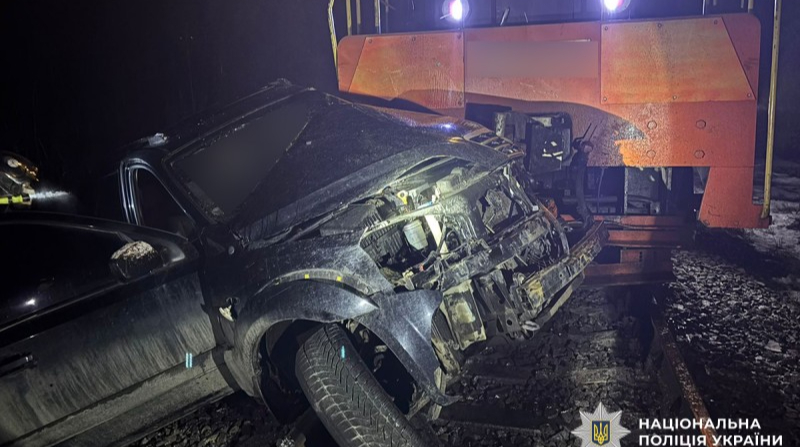 Тепловоз протаранив автівку на Буковині: водій позашляховика загинув