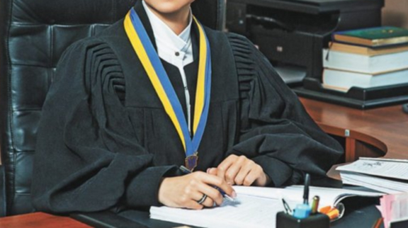 Судді отримують сотні тисяч гривень доплат за наукові ступені, попри часті випадки плагіату – ЗМІ