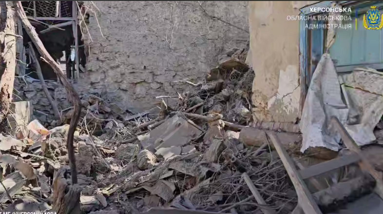 РФ поранила трьох дітей, вдаривши по центру Херсона