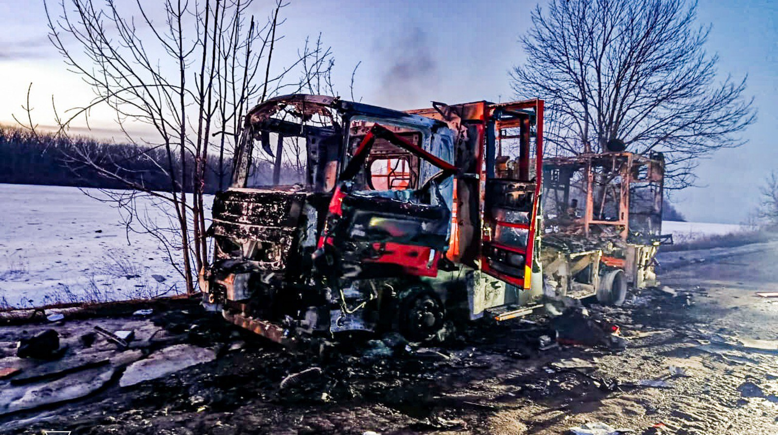 Росіяни прицільно вдарили по рятувальниках під час гасіння пожежі на Харківщині